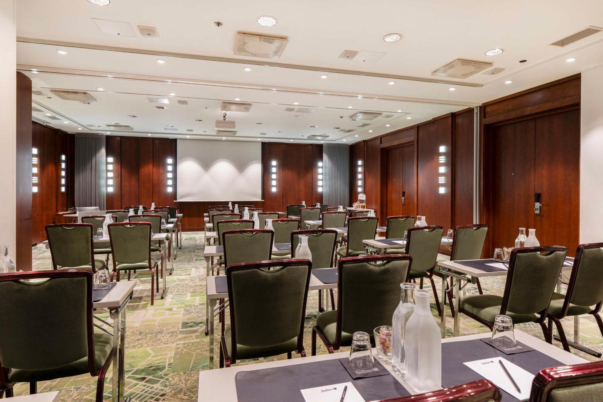 Hotel Radisson Blu Plaza Hotel, 4*